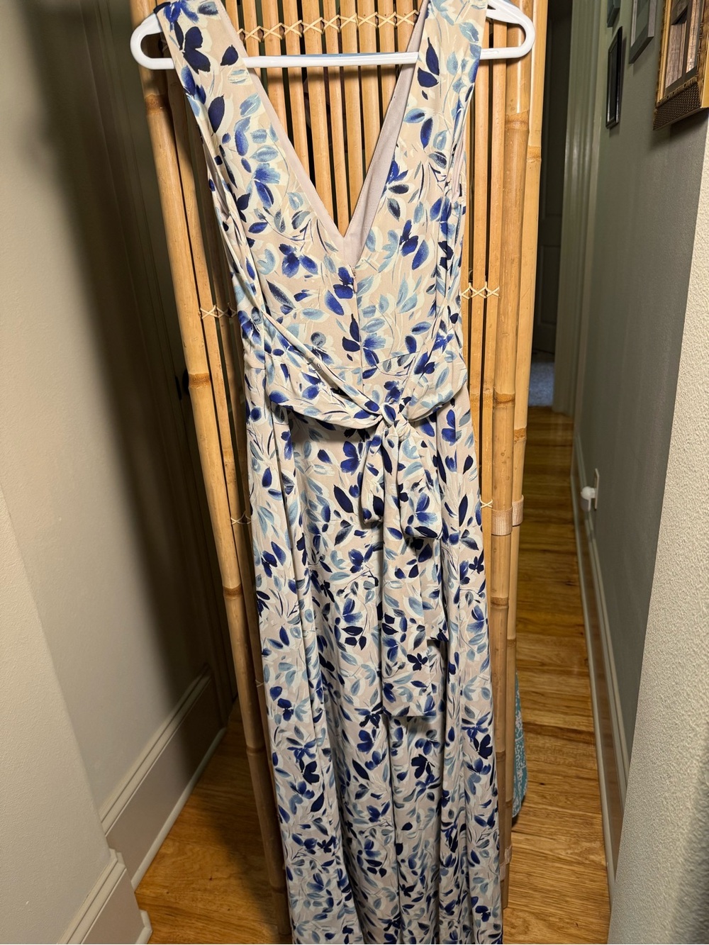 Beautiful dress for an outdoor wedding. Fits very flattering. - Picture 2 of 3